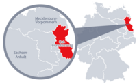 Diese Grafik zeigt eine Karte von Deutschland mit einer detaillierten Ansicht der Region Ostbrandenburg. Ostbrandenburg ist in Rot hervorgehoben und liegt im östlichen Teil Deutschlands. Ein Lupensymbol vergrößert diesen Bereich, um die Lage genauer darzustellen. 
