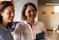Zwei Kolleginnen im Büro. 